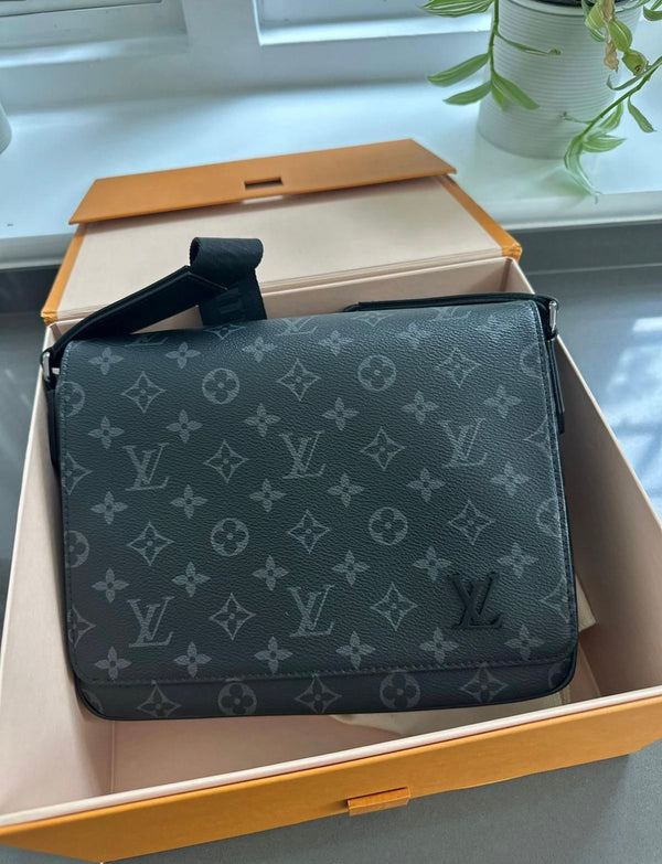 Louis Vuitton District PM Messenger