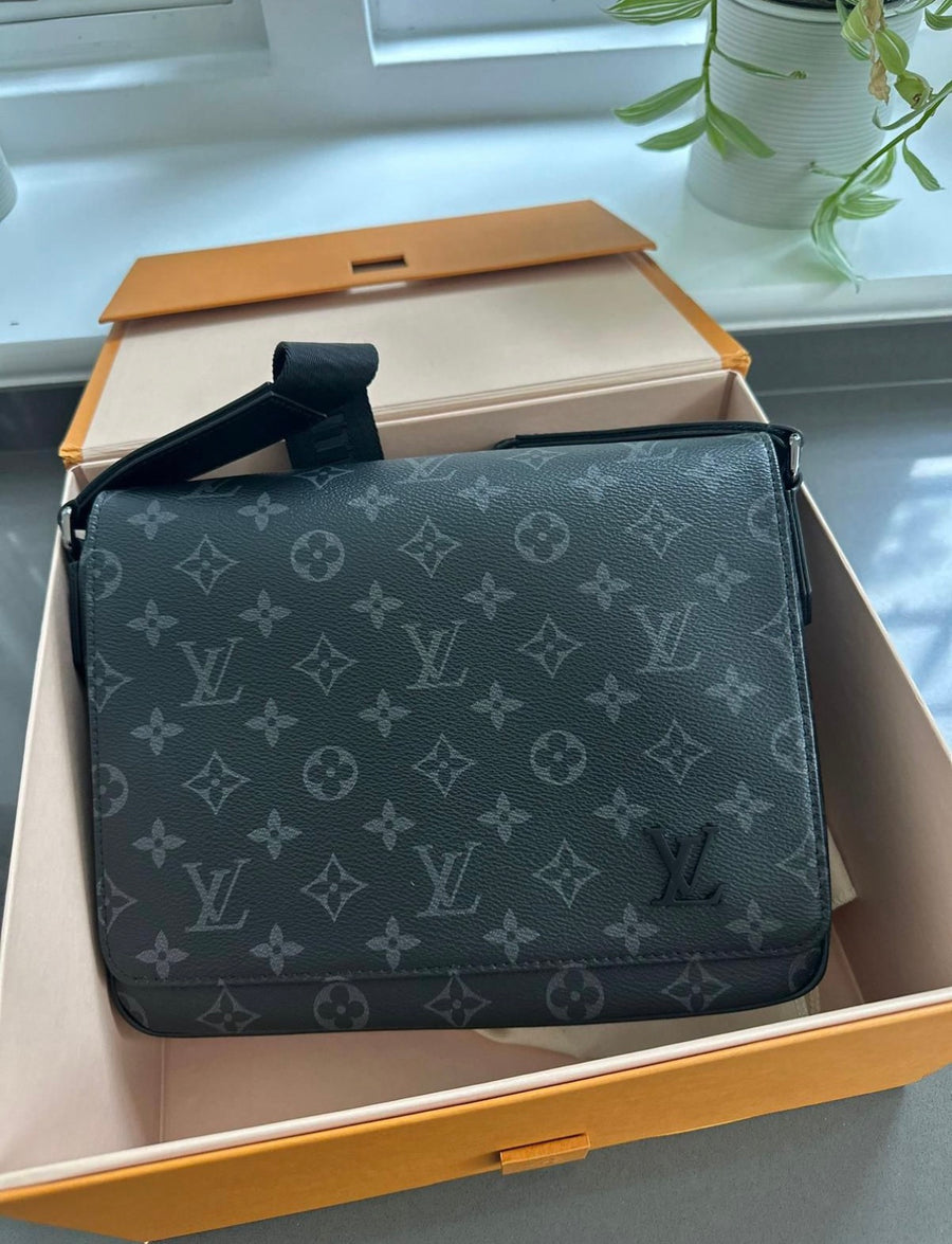 Louis Vuitton District PM Messenger